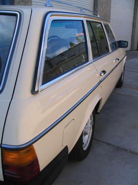 1982 Mercedes-Benz 300-Series Base Wagon 4-Door - photo 11