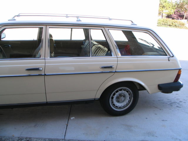 1982 Mercedes-Benz 300-Series Base Wagon 4-Door - photo 4