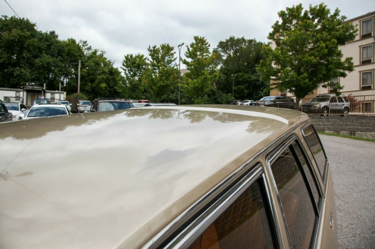 1900 Peugeot 504 - photo 8