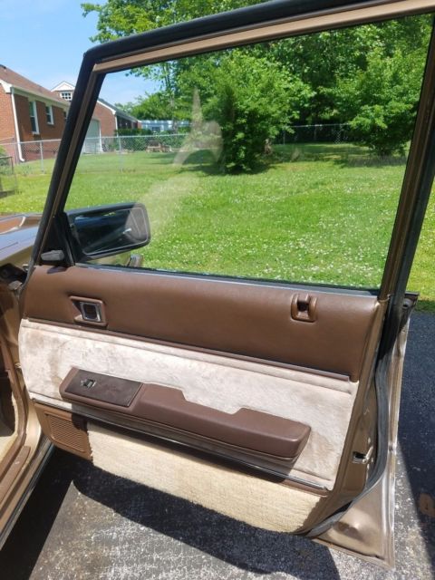 1982 Toyota Cressida Gold and tan/beige on brown - photo 10