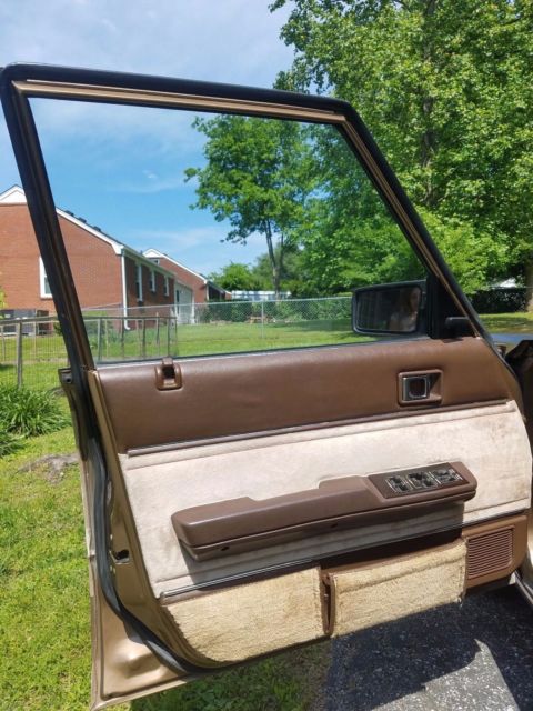 1982 Toyota Cressida Gold and tan/beige on brown - photo 9
