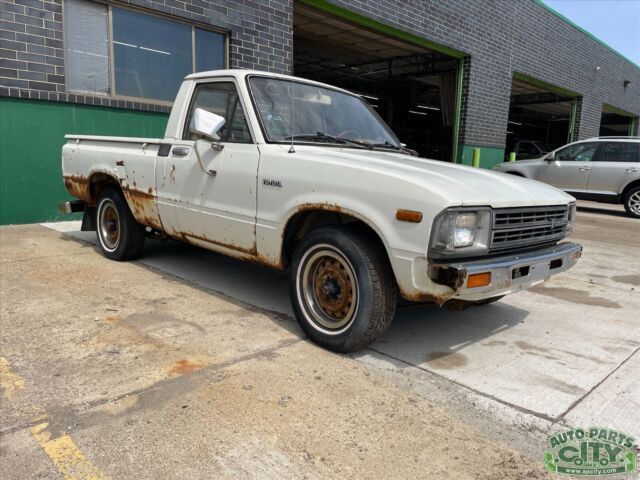 1982 TOYOTA PICKUP TRUCK DELUXE - FOR COMPLETE PARTS OR RESTORATION - WE SHIP 1982 Toyota Pickup DELUXE
