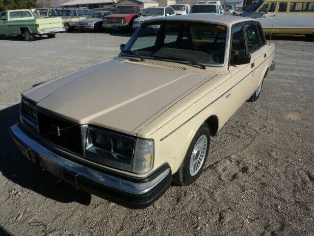 1982 Volvo 240 ONE OWNER 132000 MILES NICE CLEAN CALIFORNIA CAR HIGH AUTO CHECK 1982 Volvo 240