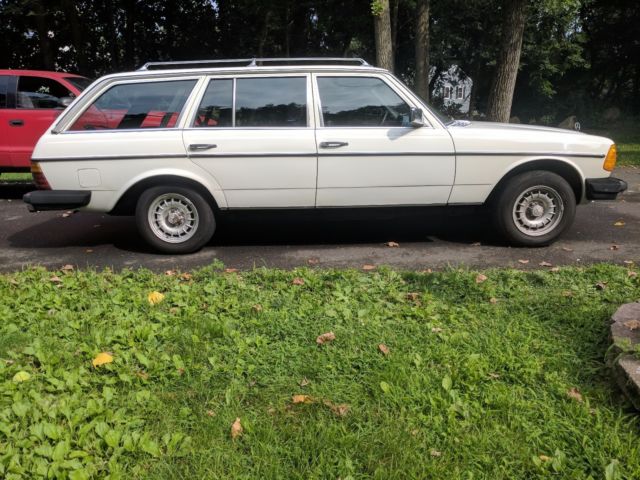 1982 White Mercedes Benz 300 TD Wagon Turbo Diesel 300 Series 1982 Mercedes-Benz 300-Series