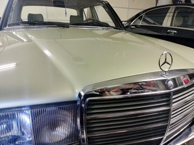 1983 230e Mercedes w123 low mile survivor mint condition 1980 Mercedes-Benz w123 230e