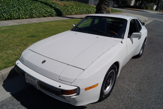 1983 944 COUPE 5 SPD MANUAL WITH SUNROOF & A/C - GREAT DAILY DRIVER WITH RECORDS 1983 Porsche 944 Black