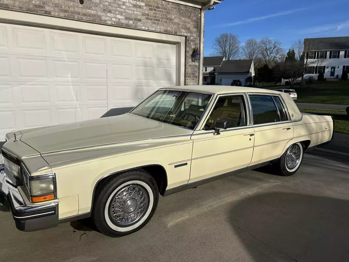 1983 Cadillac Fleetwood Sedan Yellow BROUGHAM 1983 Cadillac Fleetwood BROUGHAM