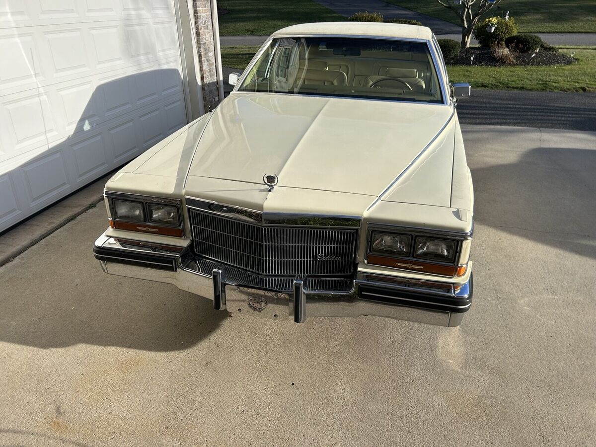 1983 Cadillac Fleetwood BROUGHAM - photo 2