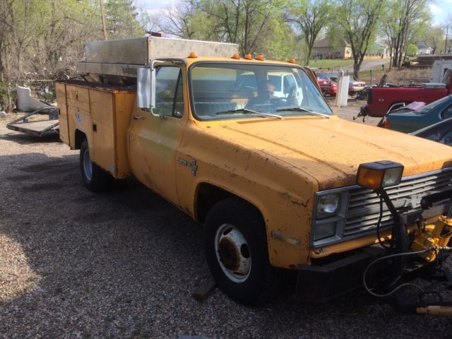 1983 CHEVROLET DUALLY UTILITY BED W/ MEYERS 8' SNOW PLOW AND SAND SALT SPREADER 1983 Chevrolet C/K Pickup 3500