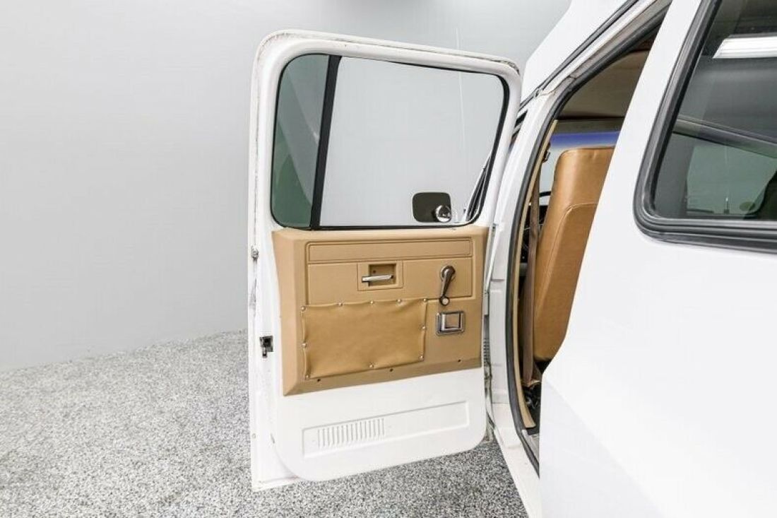 1983 Chevrolet Suburban Ambulance K20 - photo 12
