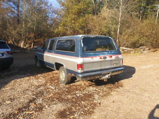 1983 GMC Suburban - photo 2