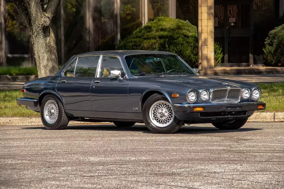 1983 Jaguar XJ6 LT1 V8 SWAPPED, 6 SPEED MANUAL, VELOCITY CUSTOMS CAR! 1983 Jaguar XJ XJ6 4dr Sedan