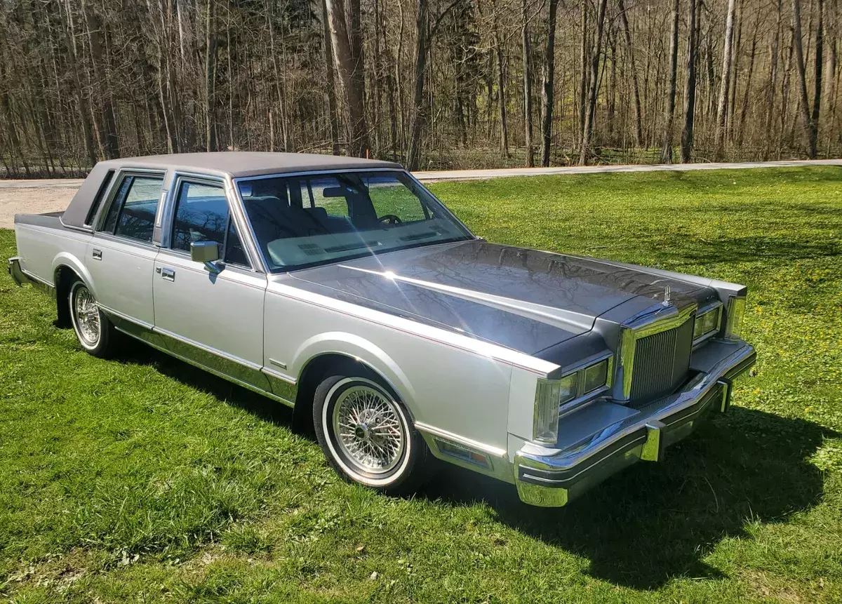 1983 Lincoln Town Car Cartier Edition. Beautiful two tone paint. 1983 Lincoln Town Car