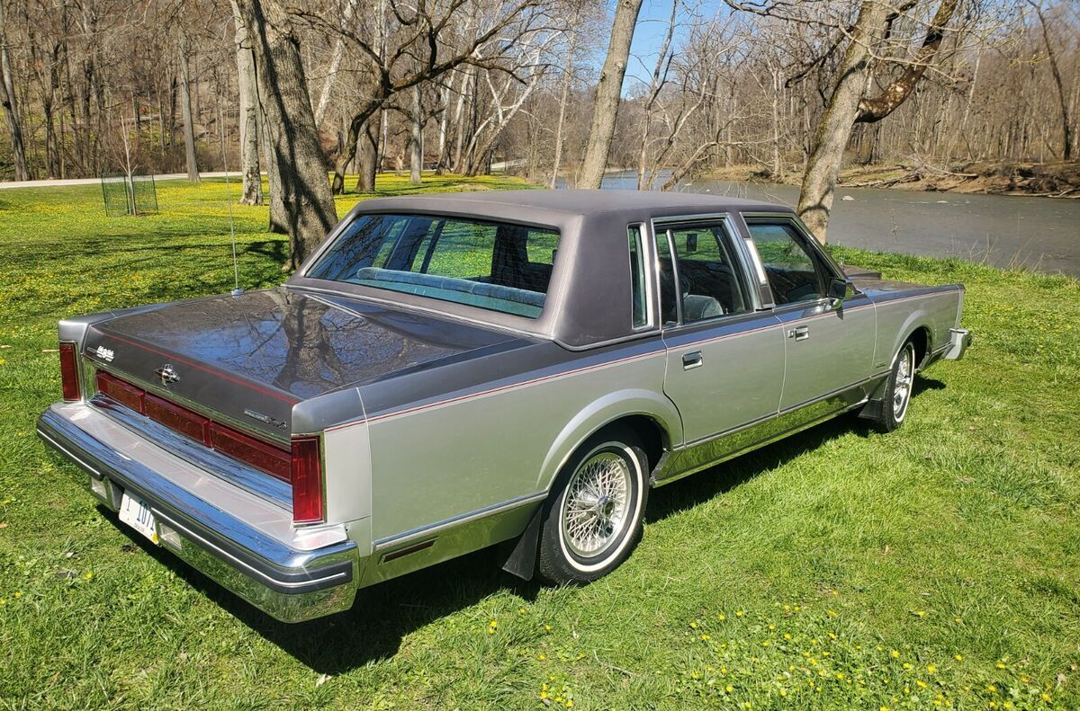 1983 Lincoln Town Car - photo 2