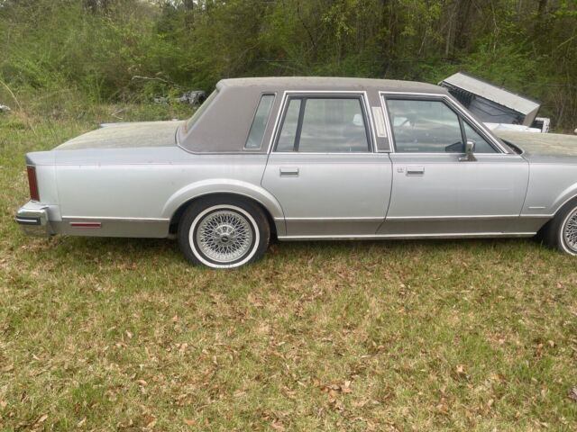 1983 Lincoln Town Car Sedan Grey RWD Automatic Cartier 1983 Lincoln Town Car Cartier