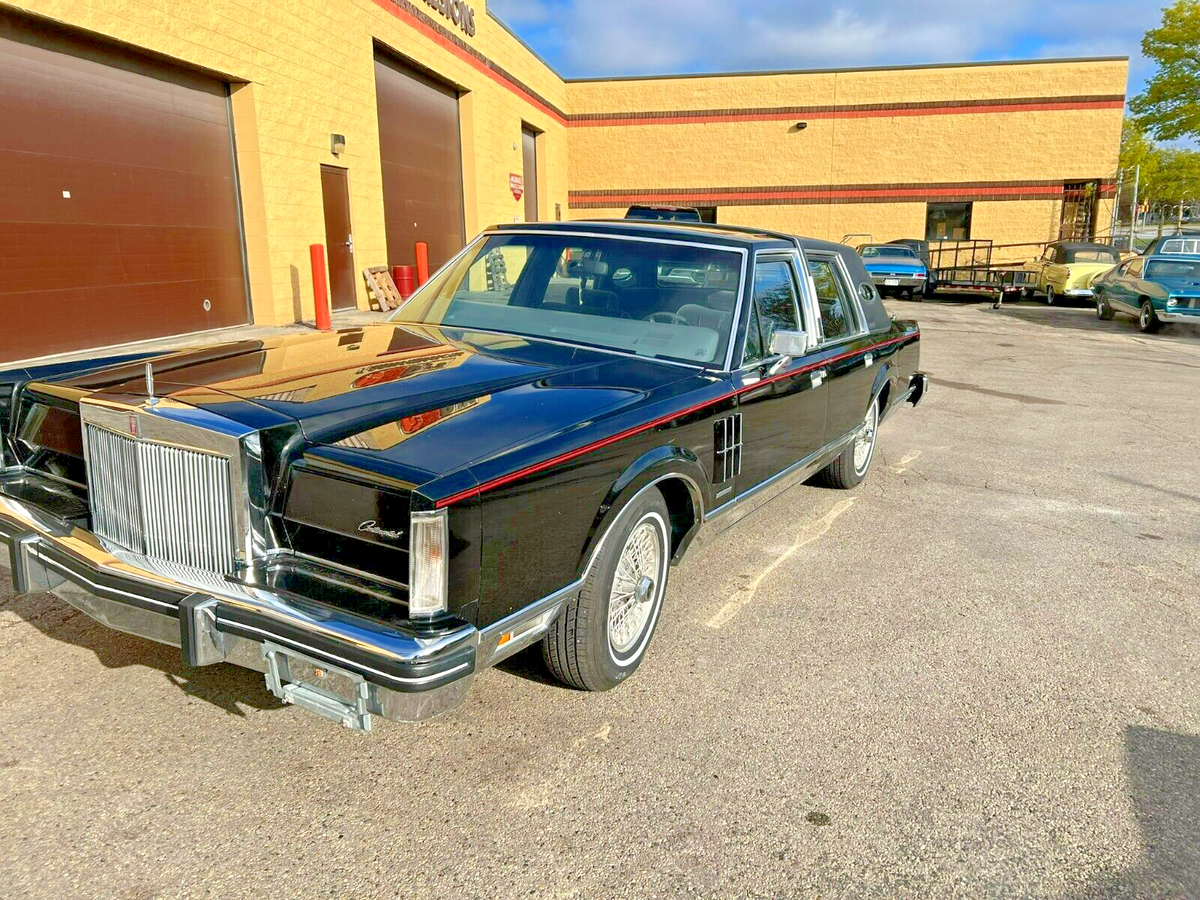 1983 Lincoln Town Car - photo 2