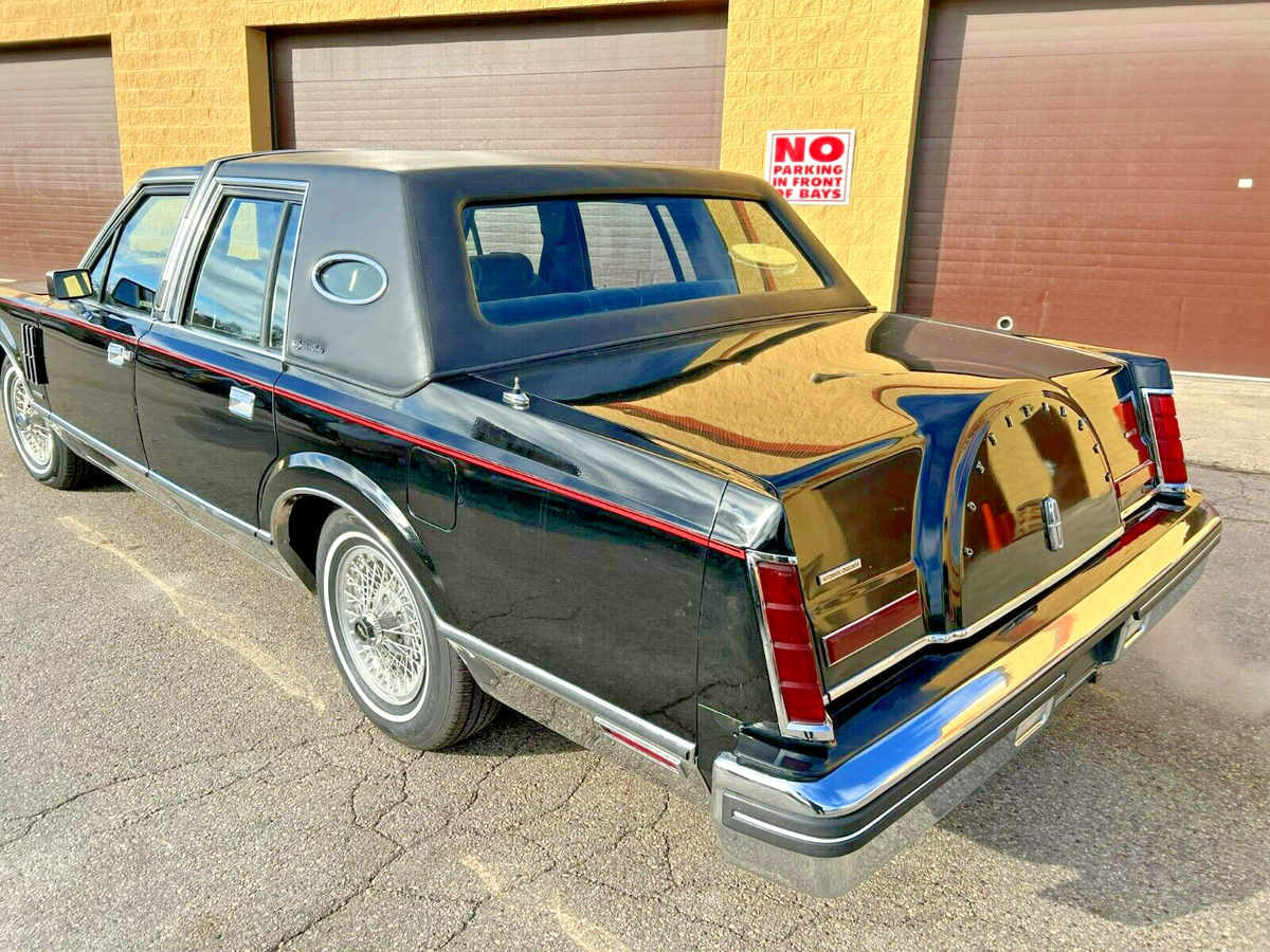 1983 Lincoln Town Car - photo 3