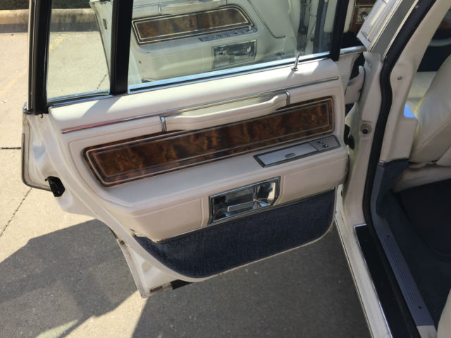 1983 Lincoln Town Car Signature Series - photo 10