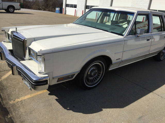 1983 Lincoln Town Car Signature Series - photo 2