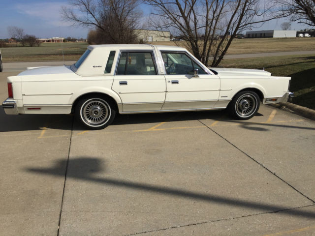 1983 Lincoln Town Car Signature Series - photo 4