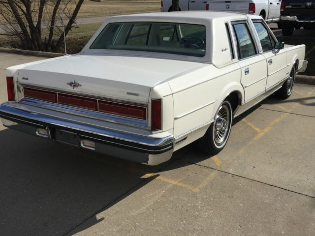 1983 Lincoln Town Car Signature Series - photo 6