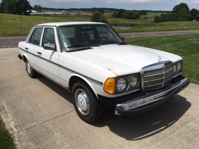1983 Mercedes-Benz 200-Series - photo 2