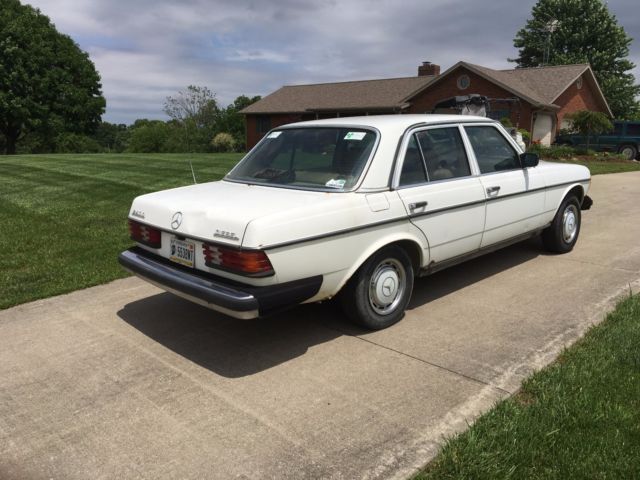 1983 Mercedes-Benz 200-Series - photo 3