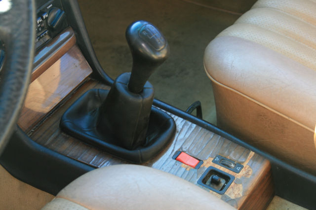 1983 Mercedes-Benz 200-Series - photo 13