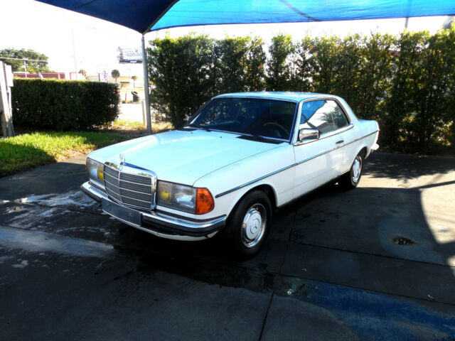 1980 Mercedes-Benz 200-Series 230CE - photo 2