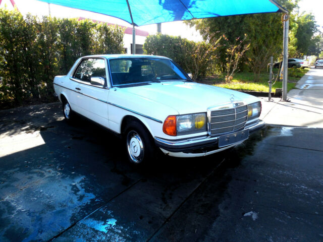 1980 Mercedes-Benz 200-Series 230CE - photo 4