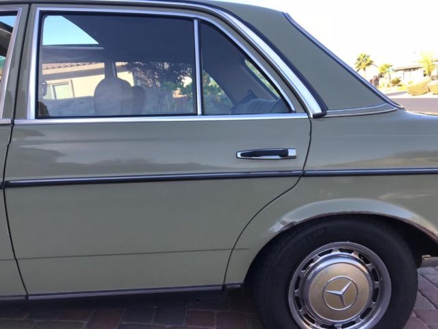1983 Mercedes-Benz 200-Series - photo 12