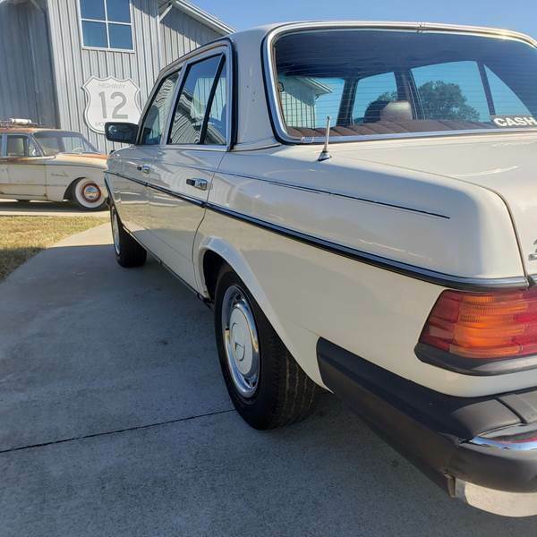 1983 Mercedes-Benz 200-Series 240 D 4dr Diesel Sedan - photo 3