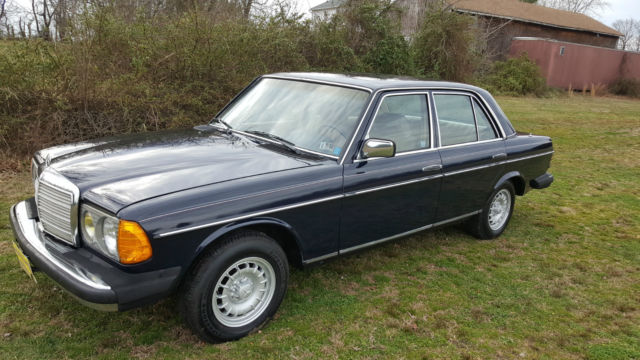 1983 Mercedes Benz 240D 4 Speed Manual Transmission,Sunroof 104k miles Excellent 1983 Mercedes-Benz 200-Series 240D