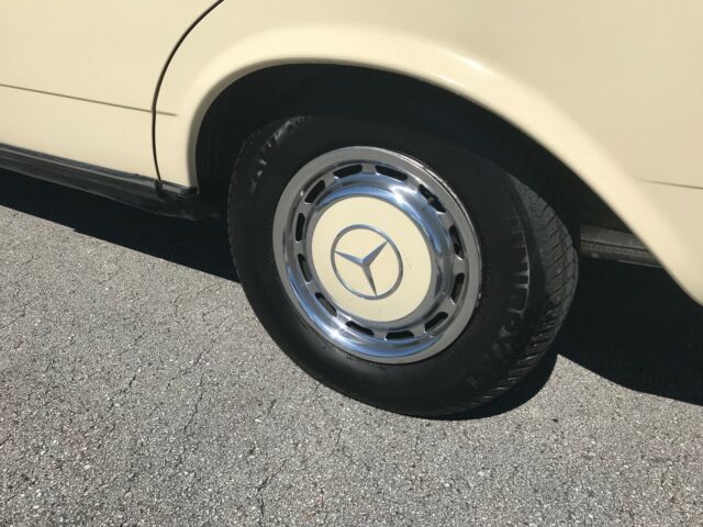 1983 Mercedes-Benz 200-Series - photo 13