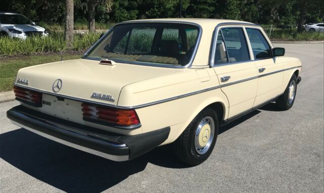 1983 Mercedes-Benz 200-Series - photo 2