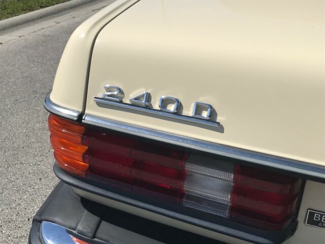 1983 Mercedes-Benz 200-Series - photo 4