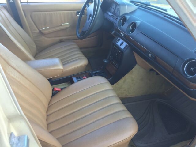1983 Mercedes-Benz 200-Series - photo 6