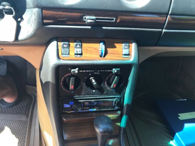 1983 Mercedes-Benz 200-Series - photo 8