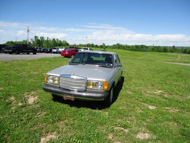 1983 Mercedes-Benz 200-Series - photo 2