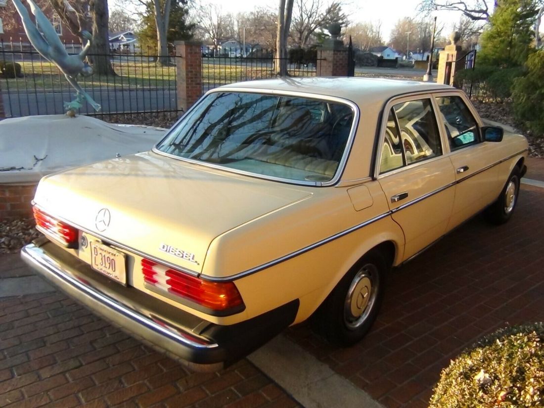 1983 Mercedes-Benz 200-Series - photo 4