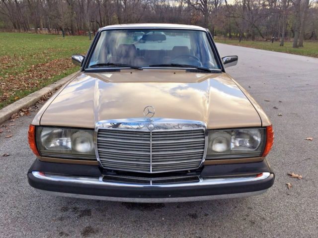 1983 Mercedes-Benz 300-Series Base Sedan 4-Door - photo 5