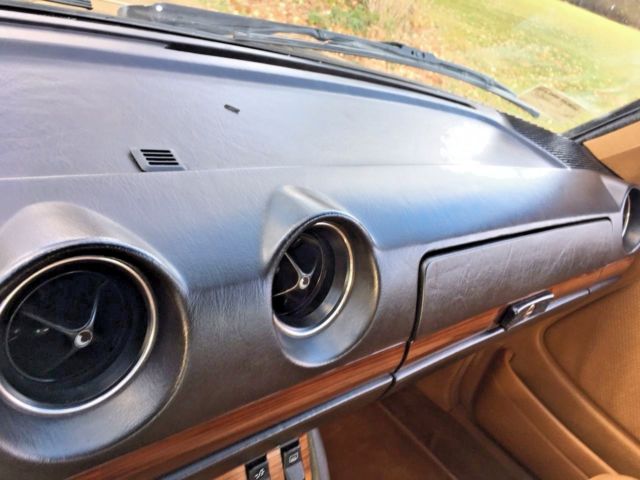 1983 Mercedes-Benz 300-Series Base Sedan 4-Door - photo 8