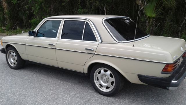 1983 MERCEDES-BENZ DIESEL 240 I NEVER SEE ONE LIKE THAT 1983 Mercedes-Benz 200-Series 4 DOOR