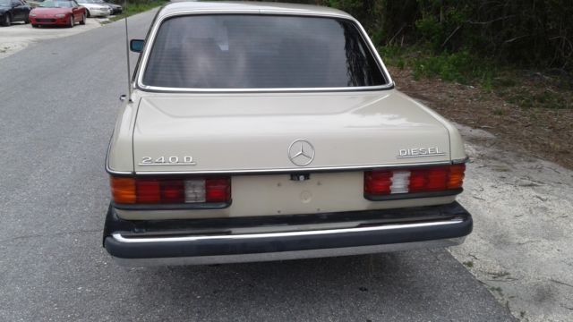 1983 Mercedes-Benz 200-Series 4 DOOR - photo 2