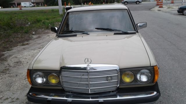 1983 Mercedes-Benz 200-Series 4 DOOR - photo 4