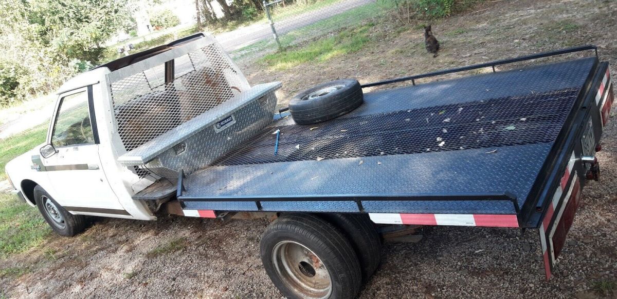 1983 Nissan 720 Pickup White RWD Manual CAB CHASSIS 1983 Nissan 720 CAB CHASSIS
