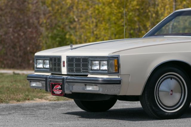 1983 Oldsmobile Eighty-Eight Royale Sedan 4-Door - photo 4