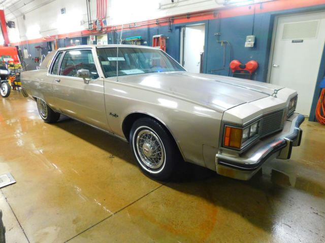 1983 Oldsmobile Ninety-Eight T1274223 1983 Oldsmobile Ninety-Eight