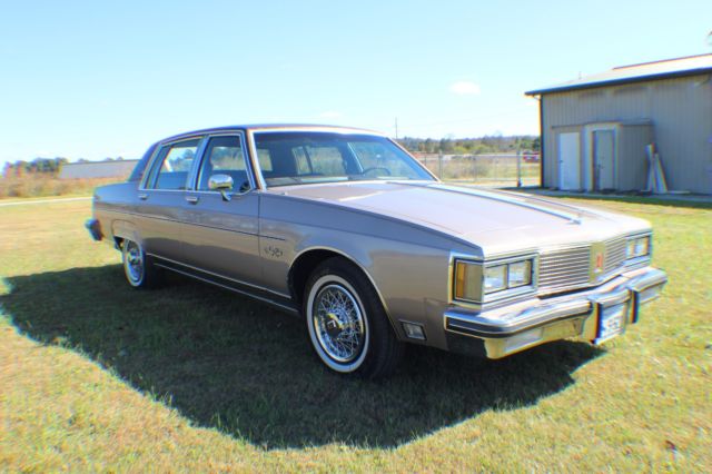 1983 Oldsmobile Ninety-Eight 98 Regency Broughman - photo 5