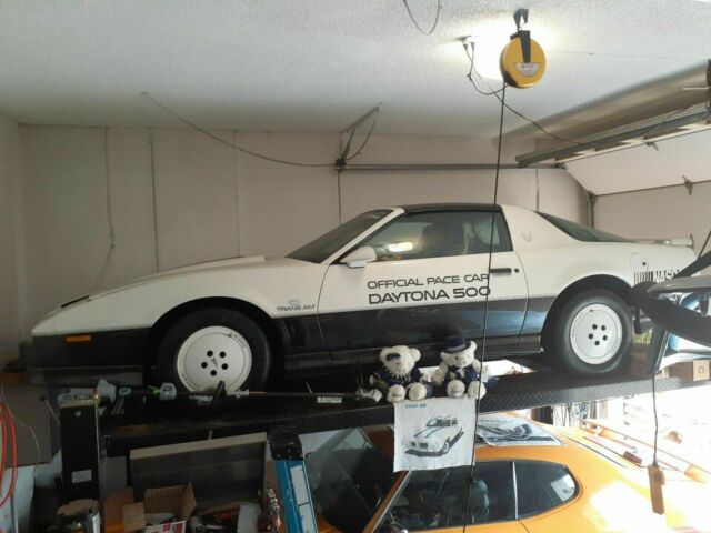 1983 PONTIAC TRANS AM 5.0l / 32,000 ORIGINAL MILES...DAYTONA PACE CAR 1983 Pontiac Firebird trans am 5.0l